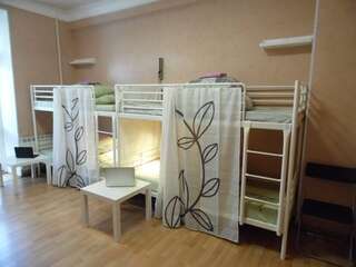 Гостиница Хостел Омск Омск Кровать в общем 6-местном номере для мужчин и женщин-1